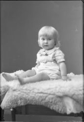 Fru M�rta Larson, gosse - klicka f�r att f�rstora