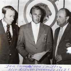 Jan Samuelsson i mitten distriksguvern�r i Lions - klicka f�r att f�rstora