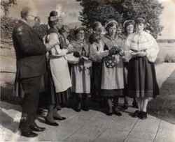 Kr�cklinge kyrkok�r. Marianne Seeger till v�nster - klicka f�r att f�rstora