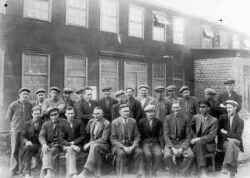 Bergs M�belfabrik. Fjugesta M�belindustris fabrik anlades 1923 av br�derna Filip och Erhard Berg. Tillverkningen bestod av kompletteringsm�bler. - klicka f�r att f�rstora