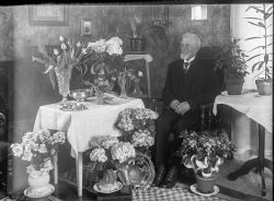 Man med blommor, uppvaktning p� f�delsedagen - klicka f�r att f�rstora