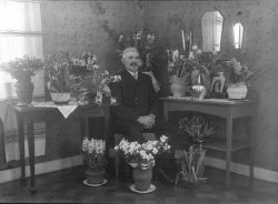 Man med blommor, uppvaktning p� f�delsedagen - klicka f�r att f�rstora