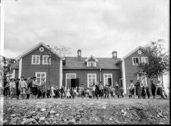 Kr�cklinge skolhus med barn - klicka f�r att f�rstora