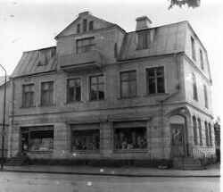 Reymanska huset med Nerikes Allehandas redaktion till v�nster - klicka f�r att f�rstora