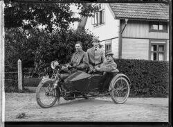 Herr Gottfrid Peterson grupp med motorcykel - klicka f�r att f�rstora