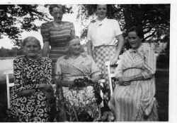 St�ende fr�n v�nster Margit Svenson Halsberg och Britta Sandstr�m Brohyttan. Sittande fr�n v�nster Hanna Svensson Halsberg, Hetty Karlsson - klicka f�r att f�rstora
