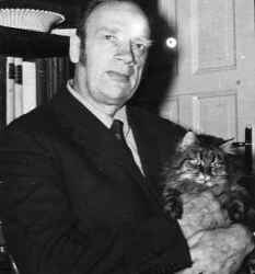 Lokalredaktr Edvin Lindholm med sin katt - klicka fr att frstora