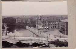 Utsikt fr�n �rebro slott mot v�ster med Kilsbergen i bakgrunden. Fr�n h�ger till v�nster syns �rebro teater, bankhuset som senare blev Nerikes Allehandas kontor och Frimurarlogen. - klicka f�r att f�rstora