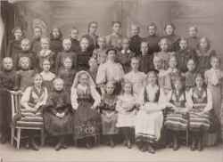 Skolklass i atelje med Elsa Eriksson-Perselli som l�rare i mitten - klicka f�r att f�rstora