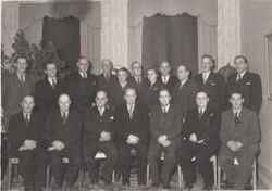 Kommunfullm�ktigeledam�terna i Lekebergs kommun. Mannen i mitten f�rsta raden �r Lennart Andersson. Till h�ger om honom prosten Bertil Eriksson  - klicka f�r att f�rstora