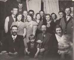 St�ende l�ngst till v�nster Einar Karlsson, Lanna. L�ngst upp Bertil Larsson fr�n Halsberg och framf�r honom hans fru Lilly, bredvid henne Sara �nnedahl. Vid f�nstret John Larsson Hallsberg med sjal hans syster Rut. Andra fr�n h�ger Tore �rn. L�ngst till h�ger Erik Larsson Hallsberg. Sittande till v�nster Erik Larsson G�ksvalla. I mitten Nils Andersson G�ksvalla. L�ngst till h�ger Greta Karlsson Lanna troligen med dottern i kn�t. - klicka f�r att f�rstora