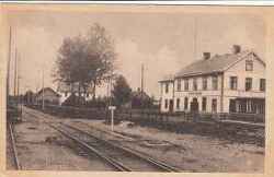 J�rnv�gssp�ren vid Edvin Karl�ns butik. P� bilden skymtar �ven en dressin och j�rnv�gens staket av tr�. - klicka f�r att f�rstora