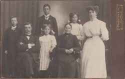 Familjen Upling. Fr�n v�nster Eric f�dd 1895, f.d. husar Johan Eric f�dd 1859, Axel Eugen f�dd1890,Gertrud f�dd 1903, Johanna, f�dd 1880, Axelia f�dd 1900 och Anna dotter till Johanna i ett tidigare f�rh�llande.  - klicka f�r att f�rstora