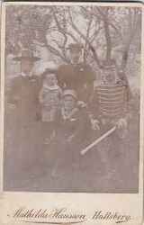 Familjen Upling. Fr�n v�nster Anna, Erik Benhard, Axel, mor Johanna och far Johan Erik - klicka f�r att f�rstora