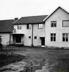 Huvudbyggnaden vid Bygdeg�rden i Edsberg som invigdes 1953 - klicka f�r att f�rstora