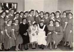 Barnsk�terskeelever har tagit examen. F�rest�ndare Alice J�gerhet sittande nummer tre fr�n h�ger - klicka f�r att f�rstora