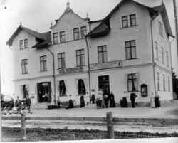 Tidemans hus p� Storgatan 1 med j�rnhandel, caf� och skoaff�r men �ven speceriaff�r under perioder. Revs f�r att bygga �lderdomshemmet i Fjugesta - klicka f�r att f�rstora