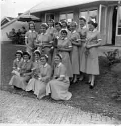 De f�rsta eleverna vid barnsk�terskeskolan vid Bredablick tar examen 1956. - klicka f�r att f�rstora