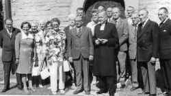 Konfirmatonsjubileum med prosten Bertil Erikson i mitten - klicka f�r att f�rstora