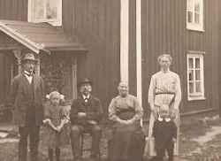 P bilden syns Kalle och Gerda med deras barn Lennart och Gurli framfr huvudbyggnaden vid Larsgrden. Frgan r vem som r barn till vem. - klicka fr att frstora