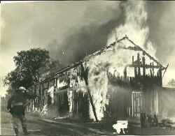 Brandman slcker en brand i en ladugrd i Gropen 1963 - klicka fr att frstora