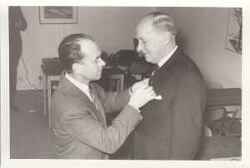 Hans Andersson delar ut medalj till Grankvist under gamla Lekebergs kommunalfullm�ktiges sista sammantr�de - klicka f�r att f�rstora