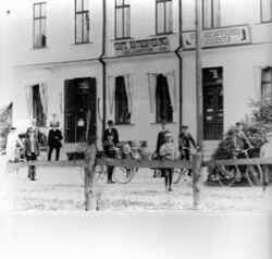 Tidemans hus p� Storgatan 1 med j�rnhandel, caf� och skoaff�r men �ven speceriaff�r under perioder. Revs f�r att bygga �lderdomshemmet i Fjugesta - klicka f�r att f�rstora