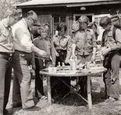 Vid Fjugesta scoutstuga - klicka f�r att f�rstora
