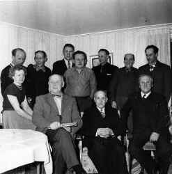 Byst�mma i Binninge enligt gammal tradition. Sittande fr�n v�nster syns Maj Karlsson, Agart Pettersson, August Karlsson och Evert Soting. St�ende fr�n v�nster syns Oskar Scandberg, Ivar Salvin, Arne Agardsson, Ernst Johansson, Gunnar Eriksson, Edvin Karlsson och Inge Andersson. - klicka f�r att f�rstora