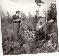 Evald Lindstr�m och antikvarie Lindqvist p� stenr�sebesiktning - klicka f�r att f�rstora