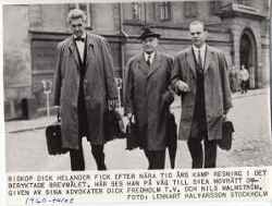 Biskop Dick Helader fick efter n�ra 10 �rs kamp resning i det beryktade brev-m�let. H�r ses han p� v�g till Svea Hovr�tt omgiven av sina advokater Dick Fredholm och Nils Malmstr�m. - klicka f�r att f�rstora