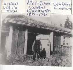 Karl Johan Olsson som kallades Kul-Johan vid sin stuga i Klunkhyttan. Han var ett original som var gårdfarihandlare och levde under 1839-1921 - klicka f�r att f�rstora