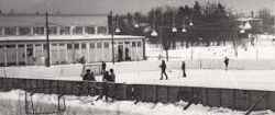 Ishockeyrinken vid gymnastiksalen - klicka f�r att f�rstora