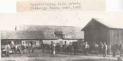 M�n och h�star uppst�llda f�r arbete vid gamla g�rden vid Edsbergs Sanna. - klicka f�r att f�rstora