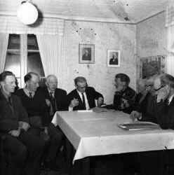 Styrelsen f�r Lekebergslagens eldistributionsf�rening. Fr�n v�nster syns Henry Johansson, Vissboda, John Forsberg, Kinkhyttan, Gunnar Larsson, Dalen, John Wallenborg, Lekhyttan, G�te Karlsson, Vekhyttan, Torsten Eriksson, Farbrorstorp, Mattias Carlberg, Vekhyttan och Erik Falk, Fjugesta. - klicka f�r att f�rstora