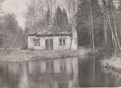 Hus byggd av sinnersten vid � vid Sl�storp - klicka f�r att f�rstora