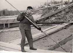 Arne Elo flottar timmer - klicka f�r att f�rstora