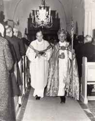 Fr�n v�nster prosten Bertil Erikson, biskop �ke Kastlund p� biskopsvisitation - klicka f�r att f�rstora