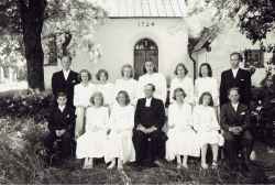 Konfirmander vid Knista kyrka 1949. St�ende fr�n v�nster �r Stig Eriksson, Doris Nilsson, Gunborg Edund, Gunvor S��v, Sylvia Gerhardsson, Rigmor Wickstr�m, Marianne Andersson och Gunnar Pettersson. Sittande fr�n v�nster �r Bernt Arvidsson, Barbro Olsson, Kerstin Nilsson, Harry Jonsson, Lillemor Wickstr�m Saimy Andersson och Bengt Berg. - klicka f�r att f�rstora