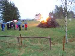 Valborgsm�ssoeld vid Brotorp. Arrangerad av Brohyttans IF. - klicka f�r att f�rstora