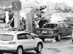 Ibland �r det tr�ngt p� OKQ8-macken i Fjugesta - klicka f�r att f�rstora