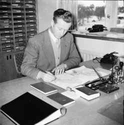 Rektor Harald Dagman, Skolkansliet Fjugesta. Rekor Dagman  var anst�lld 1946-1959 - klicka f�r att f�rstora