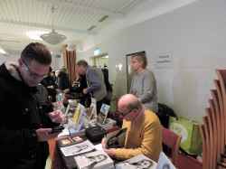 H�r signerar Hembygdsf�reningens egen f�rfattare Rolf Jansson sin senaste utg�va om fotografen och fjugestabon
Sophi Jansson vid f�reningens julf�rs�ljning 2016. Bakom  t.h syns Anki Frank, Bo Karlsson och skymd Gunilla Ljungstedt. - klicka f�r att f�rstora