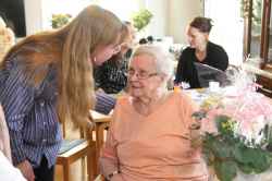 H�r uppvaktas Dagny Paulsson p� sin 90 �rsdag av kantor Sara Hansen. Det var stor fest den 2 april 2017 p� Oxelg�rden med uppvaktning av sl�kt och v�nner. - klicka f�r att f�rstora