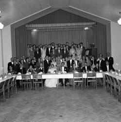 Tage och Ann-Marie Nilsson fr�n Fjugesta med g�ster under br�llopsfesten i Edsbergs bygdeg�rd - klicka f�r att f�rstora