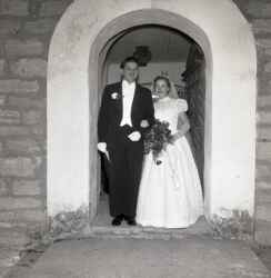 Tage och Ann-Marie Nilsson fr�n Fjugesta i kyrkporten under deras br�llop i Edsberg kyrka - klicka f�r att f�rstora