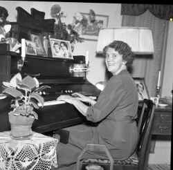 Fru Astrid Mattson i Norrhult vid pianot tv dagar efter hennes 50-rsdag - klicka fr att frstora