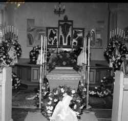Kistan under Thord Nilssons begravning i Edsberg kyrka - klicka f�r att f�rstora
