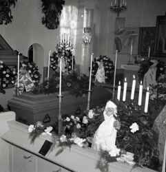 Kistan under Thord Nilssons begravning i Edsberg kyrka - klicka f�r att f�rstora