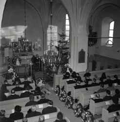 Pr�st och bes�kare under Thord Nilssons begravning i Edsberg kyrka - klicka f�r att f�rstora